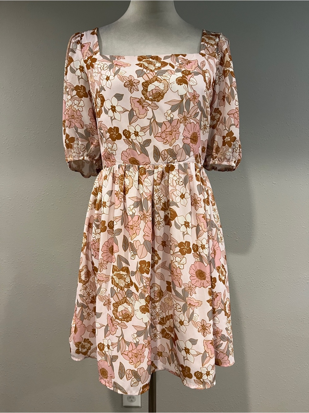 Floral Square-Neck Mini Dress with puffer short sleeves & open back size large